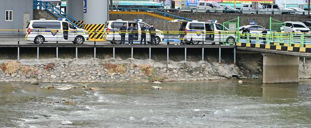 31일 대구 북구 신천(칠성시장 일대)에 시신이 담긴 캐리어가 있다는 신고를 접수받은 경찰이 현장을 조사하고 있다. 김진홍 기자 solmin@idaegu.com