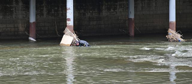 31일 대구 북구 신천(칠성시장 일대)에 시신이 담긴 캐리어가 있다는 신고를 접수받은 경찰이 물속에서 수색을 하고 있다. 김진홍 기자 solmin@idaegu.com