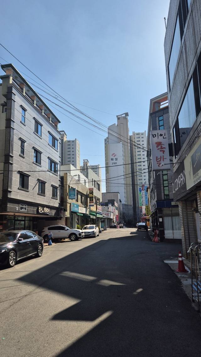 대구 통개발 마스터플랜 대상지인 달서구 송현1동. 낮은 단독주택과 노후 빌라 너머로 고층 아파트 단지가 보인다. 권종민 기자