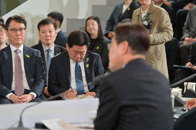 타운홀미팅에서 대통령 발언을 메모하는 오영훈 지사(가운데) / 사진=제주도청출입기자단