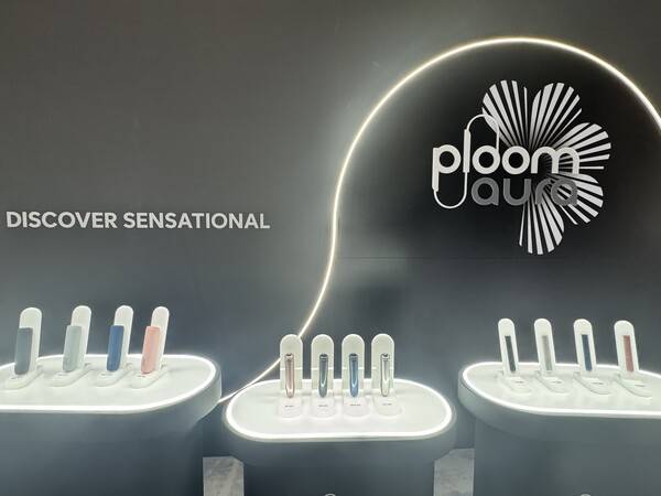 '플룸 아우라(Ploom AURA)' 프런트 패널과 백 커버, 디바이스 포켓 모음. [출처=전제형 기자]