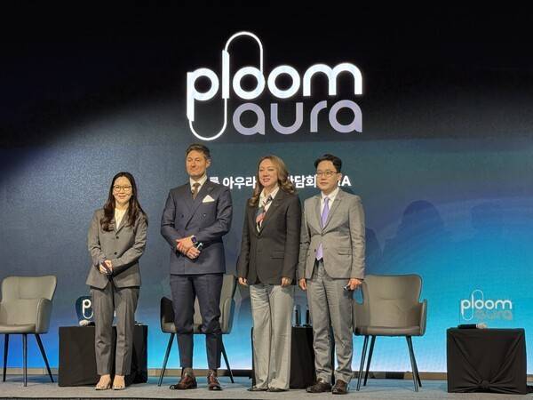 31일 서울 영등포구 페어몬트 앰배서더 서울에서 열린 '플룸 아우라(Ploom AURA)' 국내 출시 기념 기자간담회에 이지원 JTI코리아 CA&C 디렉터(왼쪽부터)와 프레데릭 에스트리포(Frederic Estripeau) JTI코리아 마케팅 디렉터, 이리나 리(Irina Lee) JTI코리아 사장, 임동훈 JTI코리아 세일즈 디렉터가 포토타임 세션 도중에 기념촬영을 하고 있다. [출처=전제형 기자]