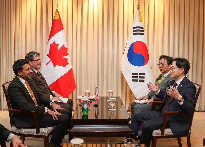 <YONHAP PHOTO-3801> 김정관 장관, 캐나다 국제통상부 장관 면담    (서울=연합뉴스) 김정관 산업통상부 장관이 31일 서울 중구 롯데호텔에서 마닌더 시두 캐나다 국제통상부 장관과 면담하고 있다. 2026.3.31 [산업통상부 제공. 재판매 및 DB 금지]    photo@yna.co.kr/2026-03-31 15:53:22/<저작권자 ⓒ 1980-2026 ㈜연합뉴스. 무단 전재 재배포 금지, AI 학습 및 활용 금지>