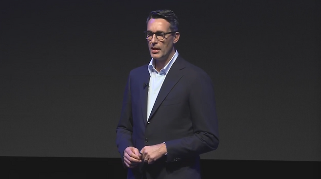 패트릭 쇠더룬드 넥슨 회장이 31일 일본 도쿄에서 열린 CMB에서 발표하고 있다.(사진=넥슨 CMB 캡쳐)