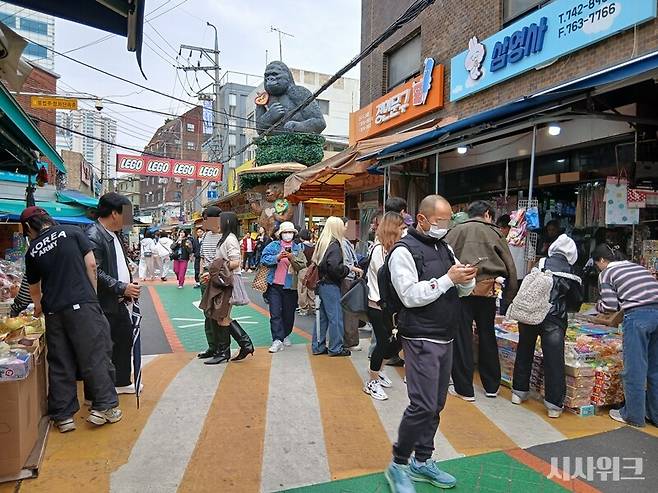 Z세대들 사이에서 서울 동대문구 창신동 문구·완구거리(완구거리)가 '말랑이 성지'로 불리며 필수코스로 떠오르고 있다. 30일 오후 서울 종로구 창신동 완구거리에는 평일임에도 방문객으로 활기를 띄었다​​. ​​​​​/ 사진=김지영 기자