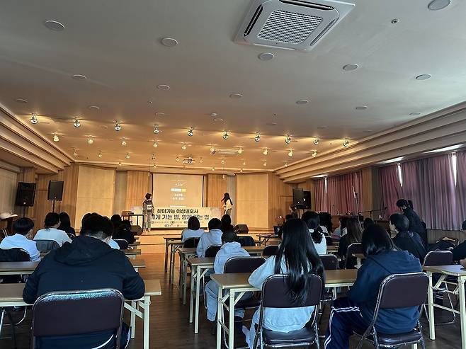 변호사들이 광주광역시 아동양육시설 '신애원'에서 청소년 범죄 예방을 주제로 한 연극을 선보이고 있다. 한국여성변호사회