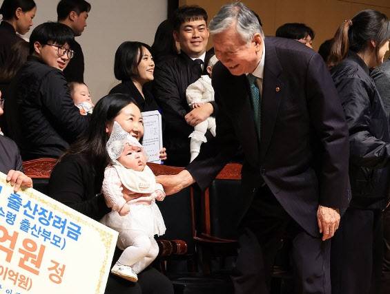 이중근 부영그룹 회장이 서울 중구 세종대로 부영태평빌딩에서 열린 2026년 시무식 및 출산장려지원 행사에서 출산 장려금을 지급받은 직원 가족들과 인사하고 있다. (사진=연합뉴스)