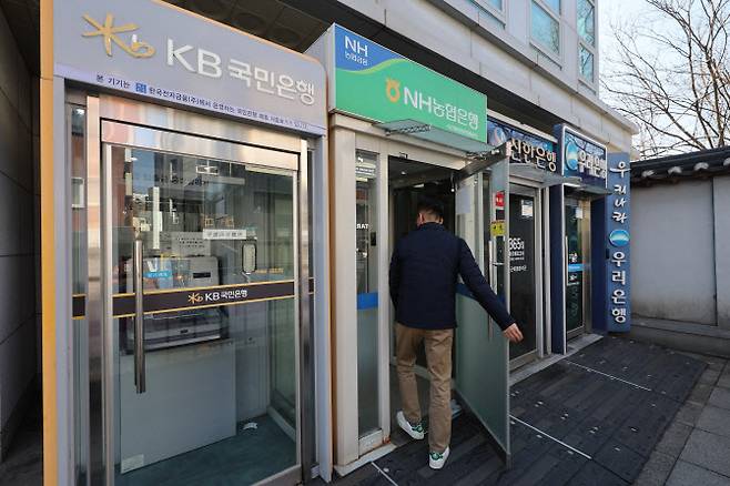 내일부터 주택신용보증기금 출연요율 부과 기준 재편에 따라 주택대출 금리가 오를 전망이다.(사진=연합뉴스)