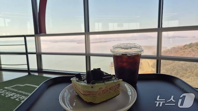 오두산 통일전망대 4층 투썸에서는 창밖으로 북한을 바라보며 커피와 디저트를 즐길 수 있다. 가장 인기 상품이라는 '스초생'이 품절돼 '두아박'(두바이아이스박스)을 주문한 모습. 2026.03.28. ⓒ 뉴스1 임여익 기자