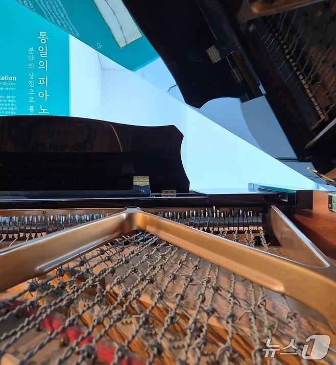 오두산 통일전망대에 있는 '통일의 피아노'. DMZ 인근 철책선으로 피아노의 현을 만들었다고 한다. 2026.03.28. ⓒ 뉴스1 임여익 기자