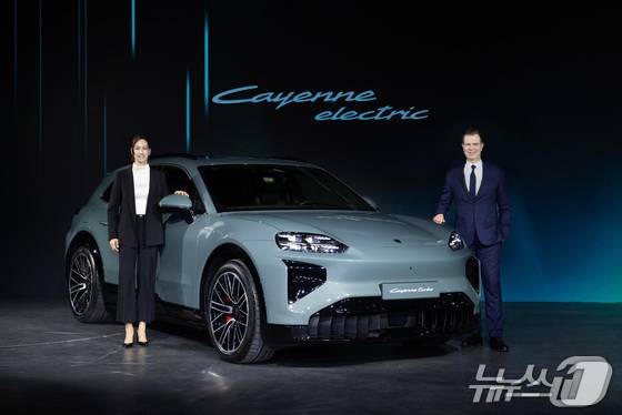 19일 서울 광진구의 복합 문화공간 파이 팩토리(PIE Factory)에서 열린 '2026 포르쉐코리아 신년 기자 간담회'에서 올해 하반기 국내 출시되는 포르쉐 준대형 전기 SUV '카이엔 일렉트릭'을 배경으로 크리스티아네 초른 포르쉐 AG 해외 신흥 시장 총괄(왼쪽)과 마티아스 부세 포르쉐코리아 대표가 기념 사진을 촬영하고 있다(포르쉐코리아 제공, 재판매 및 DB금지). 2026.3.19. ⓒ 뉴스1 김성식 기자