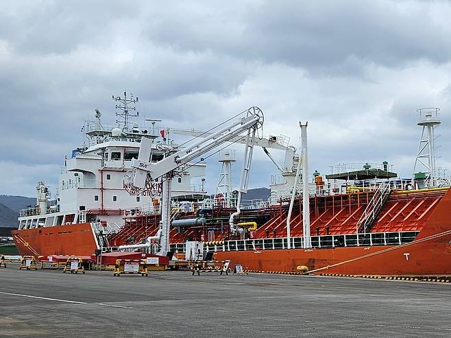 롯데정밀화학이 울산항에서 세계 최초로 그린 암모니아를 수입 · 하역 중인 사진.(롯데그룹 제공)