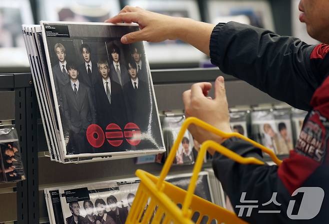 그룹 방탄소년단(BTS)의 정규 5집 '아리랑'(ARIRANG) 타이틀곡 '스윔'(SWIM)이 메인 싱글 차트인 '핫 100'(Hot 100) 진입과 동시에 1위를 차지했다.사진은 30일 서울 중구 명동의 케이팝 굿즈샵 '케이메카' 본점에서 BTS 신보 '아리랑'을 살펴보는 외국인들 모습. 2026.3.30 ⓒ 뉴스1 오대일 기자