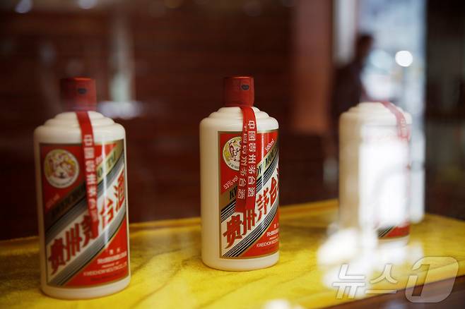 중국 베이징의 한 소매점에 구이저우 마오타이가 전시돼 있다. 2020.11.2 ⓒ 로이터=뉴스1