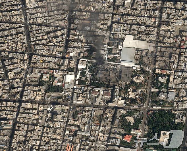 28일(현지시간) 미국과 이스라엘의 이란 공습 이후 이란 테헤란의 하메네이 거처를 촬영한 에어버스 위성사진. 이란 당국은 1일 하메네이 최고지도자와 고위 인사들의 사망을 인정했다. ⓒ 로이터=뉴스1