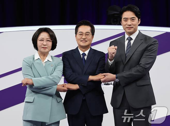 더불어민주당 추미애(왼쪽부터), 김동연, 한준호 경기도지사 경선후보가 30일 서울 마포구 상암동 MBC 신사옥에서 열린 '더불어민주당 경기도지사 후보자 합동토론회'에서 기념촬영하고 있다. 2026.3.30 ⓒ 뉴스1 국회사진기자단