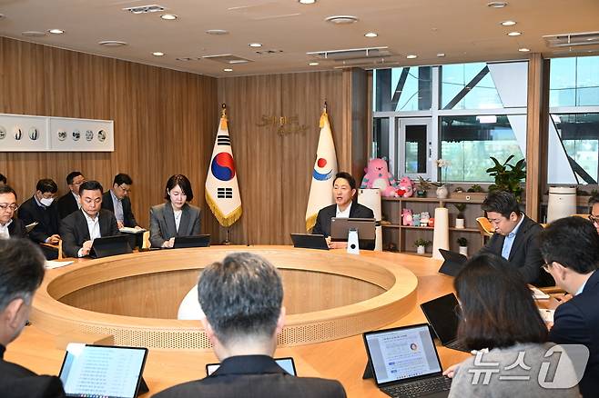 오세훈 서울시장 31일 집무실에서 '중동상황 관련, 서울시 에너지 위기 극복 대책회의'를 주재하고 있다.(서울시 제공)