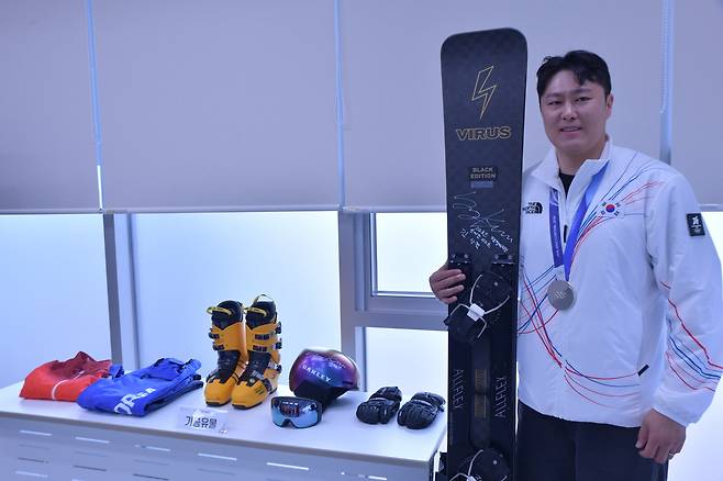 김상겸이 31일 2018평창기념재단 기념관에 자신의 유물을 기증한 뒤 기념 촬영을 하고 있다. (2018평창기념재단 제공)