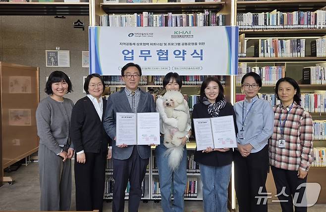 카이와 서울 광진구아차산숲속도서관 관계자들이 업무 협약 후 기념 사진을 찍고 있다. ⓒ 뉴스1 한송아 기자