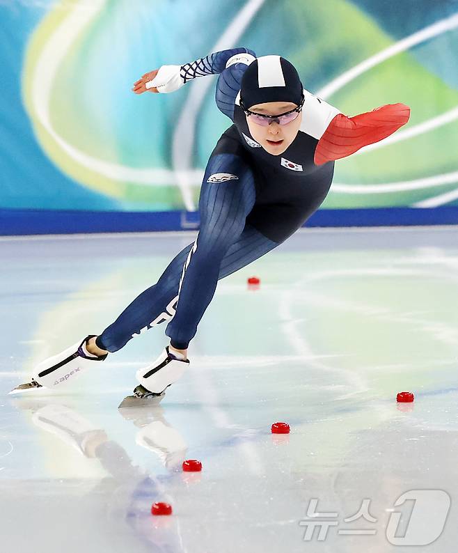 스피드스케이팅 김민선이 15일(현지시간) 이탈리아 밀라노 스피드스케이팅 스타디움 열린 2026 밀라노·코르티나담페초 동계올림픽 스피드스케이팅 여자 500m에서 질주하고 있다. 김민선은 38초01로 결승선을 통과하며 최종 14위로 경기를 마쳤다. 2026.2.16 ⓒ 뉴스1 김진환 기자