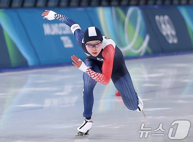 스피드스케이팅 김민선이 15일(현지시간) 이탈리아 밀라노 스피드스케이팅 스타디움 열린 2026 밀라노·코르티나담페초 동계올림픽 스피드스케이팅 여자 500m에서 질주하고 있다. 2026.2.16 ⓒ 뉴스1 김성진 기자