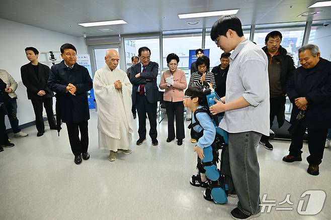 31일 오전 열린 강원 속초시장애인종합복지센터 이음 개관식에서 영랑초 5학년 이하람 군이 웨어러블 재활로봇 시연을 펼치고 있다.(속초시 제공, 재판매 및 DB 금지) 2026.3.31/뉴스1