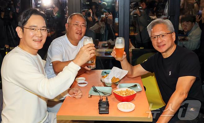 젠슨 황 엔비디아 최고경영자(CEO)가 지난해 10월 서울 강남구 삼성역 인근 깐부치킨 매장에서 이재용 삼성그룹 회장, 정의선 현대차그룹 회장과 치킨 회동을 하고 있다. 2025.10.30 ⓒ 뉴스1 김진환 기자