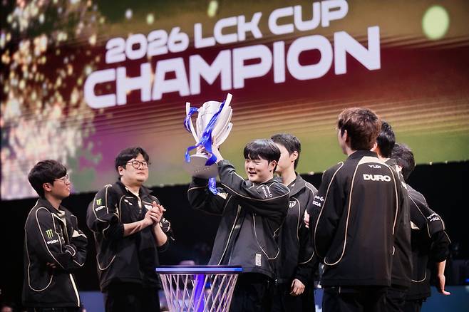 LCK 컵 파이널 MVP에 오른 ‘캐니언’ 김건부가 홍콩 카이탁 아레나에서 열린 2026 LCK 컵 우승 후 세리머니를 하고 있다. 사진 | 라이엇 게임즈