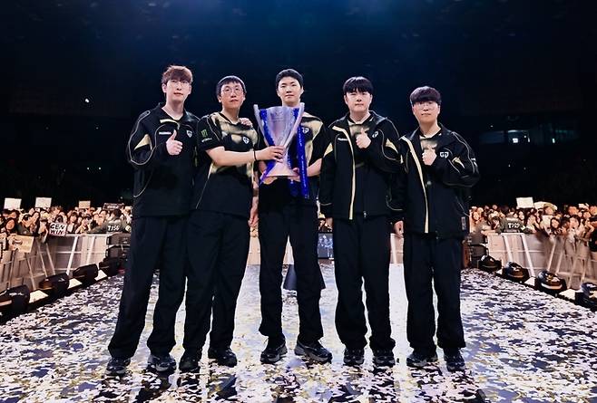 젠지 선수들이 홍콩 카이탁 아레나에서 열린 2026 LCK 컵 우승 후 세리머니를 하고 있다. 사진 | 라이엇 게임즈