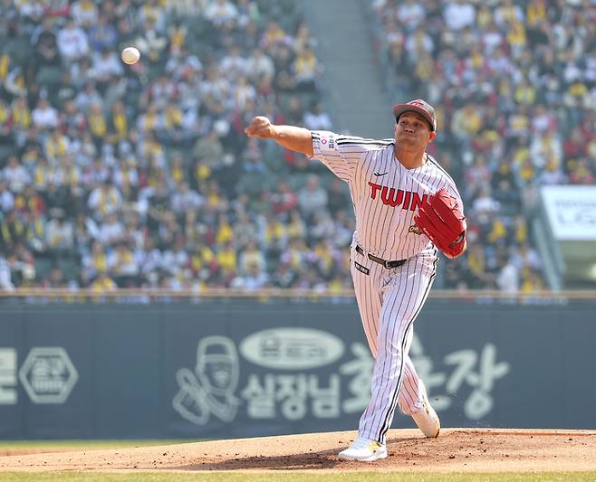LG 치리노스가 28일 서울 잠실구장에서 열린 2026 KBO리그 정규시즌 KT전에 선발 등판해 역투하고 있다. 사진 | 잠실=연합뉴스