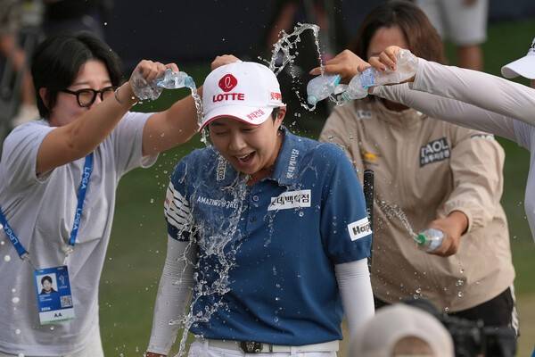30일(한국시간), 김효주가 미국 애리조나주 피닉스 월윈드 골프클럽에서 열린 LPGA 투어 포드 챔피언십 최종 라운드에서 3언더파 69타를 기록, 최종 합계 28언더파 260타로 정상에 올랐다.(김효주가 29일(현지 시간) 미 애리조나주 챈들러 윌윈드 골프클럽에서 열린 미국여자프로골프(LPGA) 투어 포드 챔피언십 최종 라운드 18번 홀에서 우승 축하 세례를 받고 있다. ). /사진=뉴시스