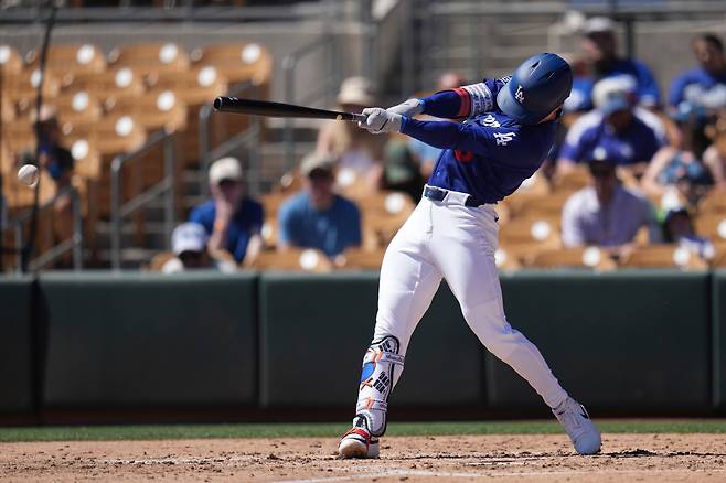 Los Angeles Dodgers' Hyeseong Kim, of South Korea, connects for a run-scoring single against the Athletics during the third inning of a spring training baseball game, Saturday, March 21, 2026, in Phoenix. (AP Photo/Ross D. Franklin)







<저작권자(c) 연합뉴스, 무단 전재-재배포, AI 학습 및 활용 금지>
