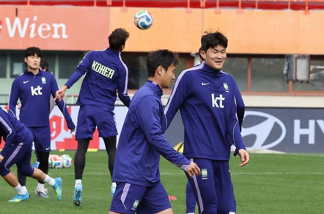 훈련에 집중하는 한국대표팀

    (빈[오스트리아]=연합뉴스) 최재구 기자 = 오스트리아전을 하루 앞둔 30일(현지시간) 한국 축구 국가대표팀 선수들이 경기가 열릴 에른스트 하펠 스타디움에서 훈련하고 있다. 2026.3.30