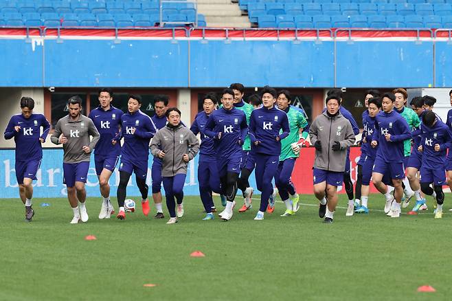 다시 뛰는 한국

    (빈[오스트리아]=연합뉴스) 최재구 기자 = 오스트리아전을 하루 앞둔 30일(현지시간) 축구 국가대표팀 선수들이 경기가 열릴 에른스트 하펠 스타디움에서 본격적인 훈련에 앞서 러닝으로 몸을 풀고 있다. 2026.3.30