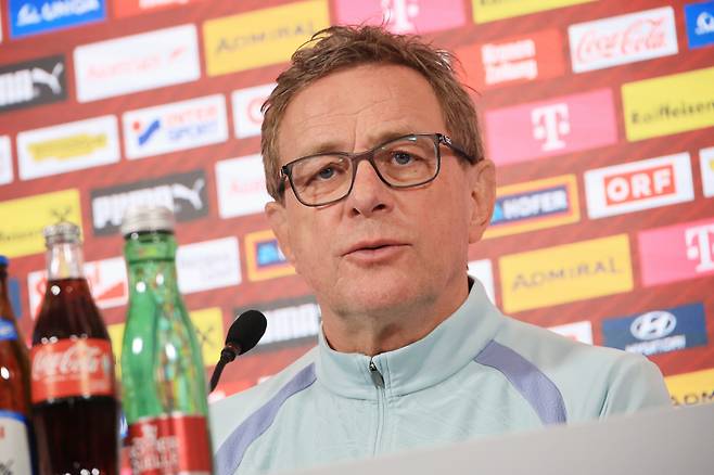 기자회견 하는 랄프 랑닉 감독

    (빈[오스트리아]=연합뉴스) 최재구 기자 = 한국과의 평가전을 앞둔 오스트리아 축구대표팀의 랄프 랑닉 감독이 30일(현지시간) 빈 오스트리아 축구협회 캠퍼스에서 열린 공식 기자회견에서 질문에 답하고 있다. 2026.3.30

    jjaeck9@yna.co.kr

(끝)





<저작권자(c) 연합뉴스, 무단 전재-재배포, AI 학습 및 활용 금지>