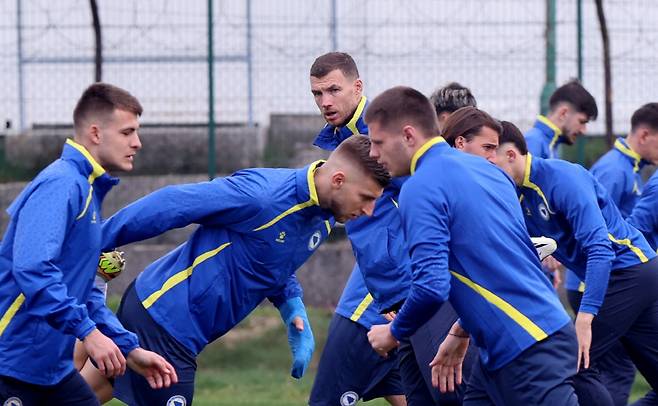 Soccer Football - FIFA World Cup - UEFA Qualifiers - Bosnia and Herzegovina Training - Asim Ferhatovic Hase Olympic Stadium, Sarajevo, Bosnia and Herzegovina - March 30, 2026 Bosnia and Herzegovina's Edin Dzeko with teammates during training REUTERS/Amel Emric<저작권자(c) 연합뉴스, 무단 전재-재배포, AI 학습 및 활용 금지>