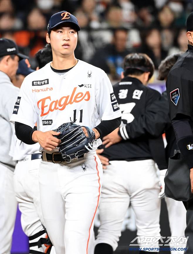 31일 대전한화생명볼파크에서 열린 KT와 한화의 경기. 5회초 1사 2루 KT 허경민이 한화 엄상백의 투구를 머리에 맞았다. 벤치로 향하는 허경민을 뒤로 하고 퇴장을 당하는 엄상백의 모습. 대전=허상욱 기자wook@sportschosun.com/2026.03.31/