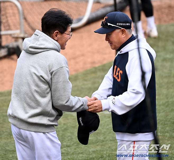 31일 대전한화생명볼파크에서 열린 KT와 한화의 경기. 이강철-김경문 감독이 인사를 나누고 있다. 대전=허상욱 기자wook@sportschosun.com/2026.03.31/