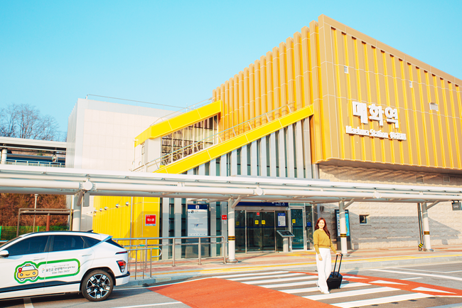 기차 여행을 즐기기 위해 철도 관광 할인 행사에 참여한 한 관광객이 기차역에서 이동하고 있다. /울진군