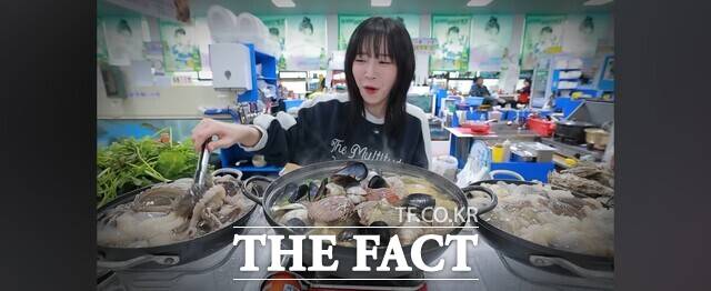 부안군을 찾은 먹방 유튜버 쯔양 방송 캡쳐 화면 /부안군