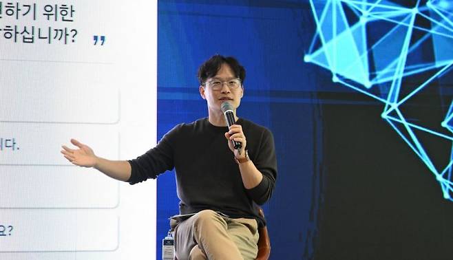 박민우 현대차기아 AVP(첨단차플랫폼)본부장 겸 포티투닷 대표 지난 5일 경기 성남시 판교 테크원에서 열린 AVP본부 타운홀 미팅에서 발표하고 있다. 현대차