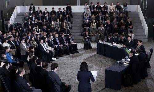 30일 제주한라대학교 한라컨벤션센터에서 열린 타운홀미팅 '제주의 마음을 듣다'에서 참석자들이 이재명 대통령의 발언을 듣고 있다. 2026.3.30 [청와대통신사진기자단] 연합뉴스