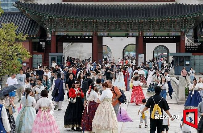 외국인 관광객들로 붐비고 있는 서울 경복궁의 모습.