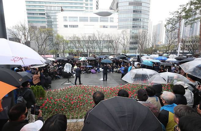 30일 오후 대구 중구 2·28시민공원에서 김부겸 전 총리가 출마선언을 하는 동안 많은 대구 시민들이 우산을 들고 연설을 경청하고 있다. / 김동환 기자