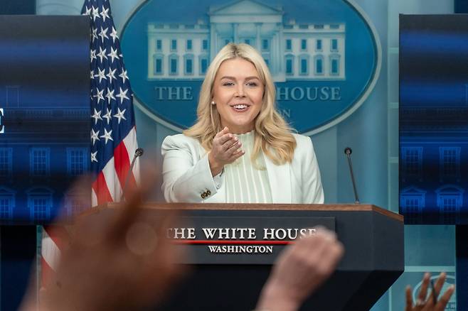 캐롤라인 레빗 백악관 대변인이 25일 브리핑을 하고 있다. /신화 연합뉴스