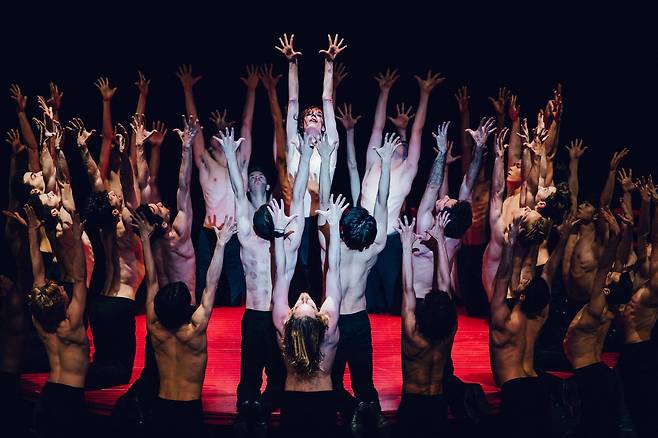 모리스 베자르가 안무한 '베자르 발레 로잔(BBL)'의 대표작 '볼레로(Boléro)'. ©BBL - 사진가 마르크 뒤크레