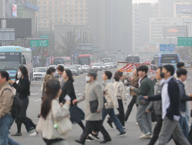 지난달 27일 서울 광화문 세종대로 사거리에서 시민들이 마스크를 쓴 채 걸어가고 있다. /연합뉴스