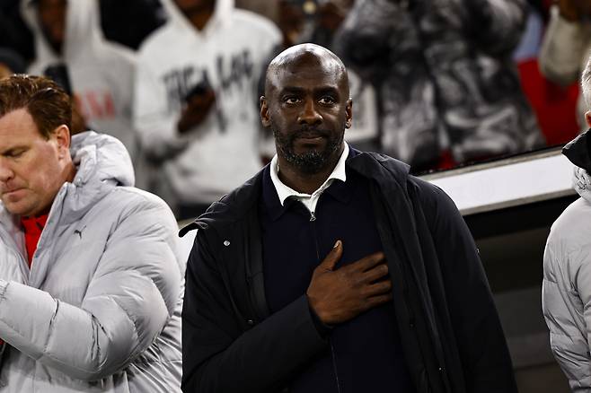 오토 아도 가나 대표팀 감독이 31일 독일 대표팀과의 평가전에서 제스처를 취하고 있다. 아도 감독은 이 경기에서 패한 직후 가나축구협회로부터 전격 경질됐다./EPA 연합뉴스