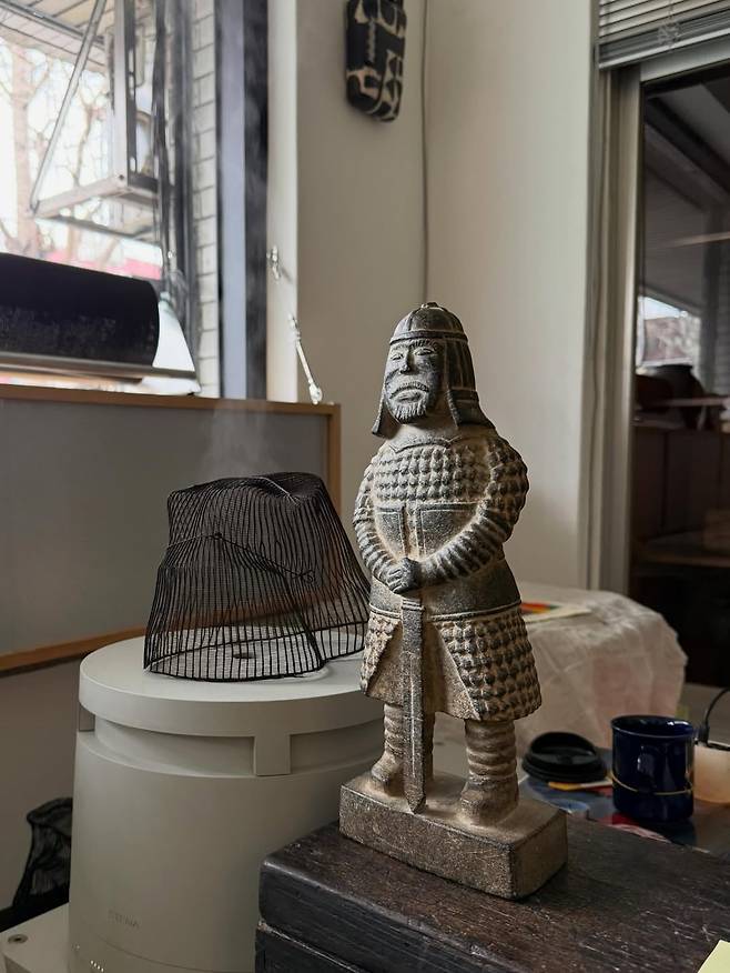 골동과 현대를 과감히 믹스해 인기가 높은 답십리 고미술상가 2동 호박포크아트갤러리. @hobakfolkartgallery