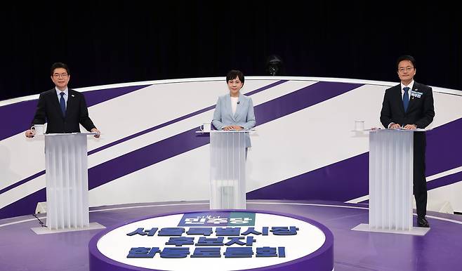 [서울=뉴시스] 국회사진기자단= 더불어민주당 정원오(왼쪽부터), 전현희, 박주민 서울시장 예비후보가 31일 서울 마포구 상암동 MBC 신사옥에서 열린 더불어민주당 서울시장 후보자 본경선 합동토론회에서 토론 준비를 하고 있다. 2026.03.31. photo@newsis.com